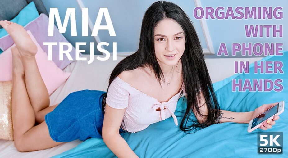 [2.27 GB] [TMWVRNet.com] Mia Trejsi (Orgasming with A Phone in Her Hands / 13.01.2021) [2021, Brunette, Fingering, Masturbation, Medium Tits, Solo, VR, 5K, 2700p] [Oculus Rift / Vive] � Porn torrents download