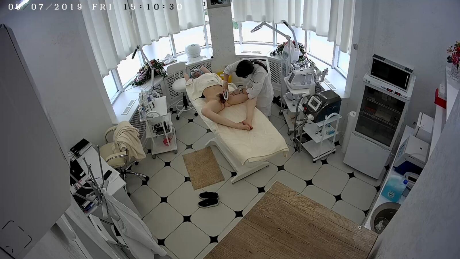 Watching Female Epilation and Depilation / Peeping for Women's Epilation and Depilation (120 Rollers) [2018-2019, Voyeur, CamRip]