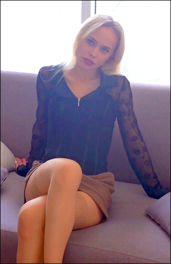 Хотел с женой снять квартиру, но увидел сексуальную задницу риелтора и не удержался