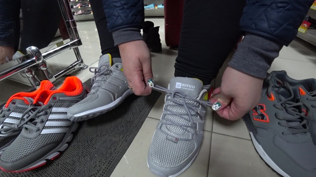 [Feet-Fetish-YT] Foot fetish in a public shoe store. Fat legs try on sneakers.