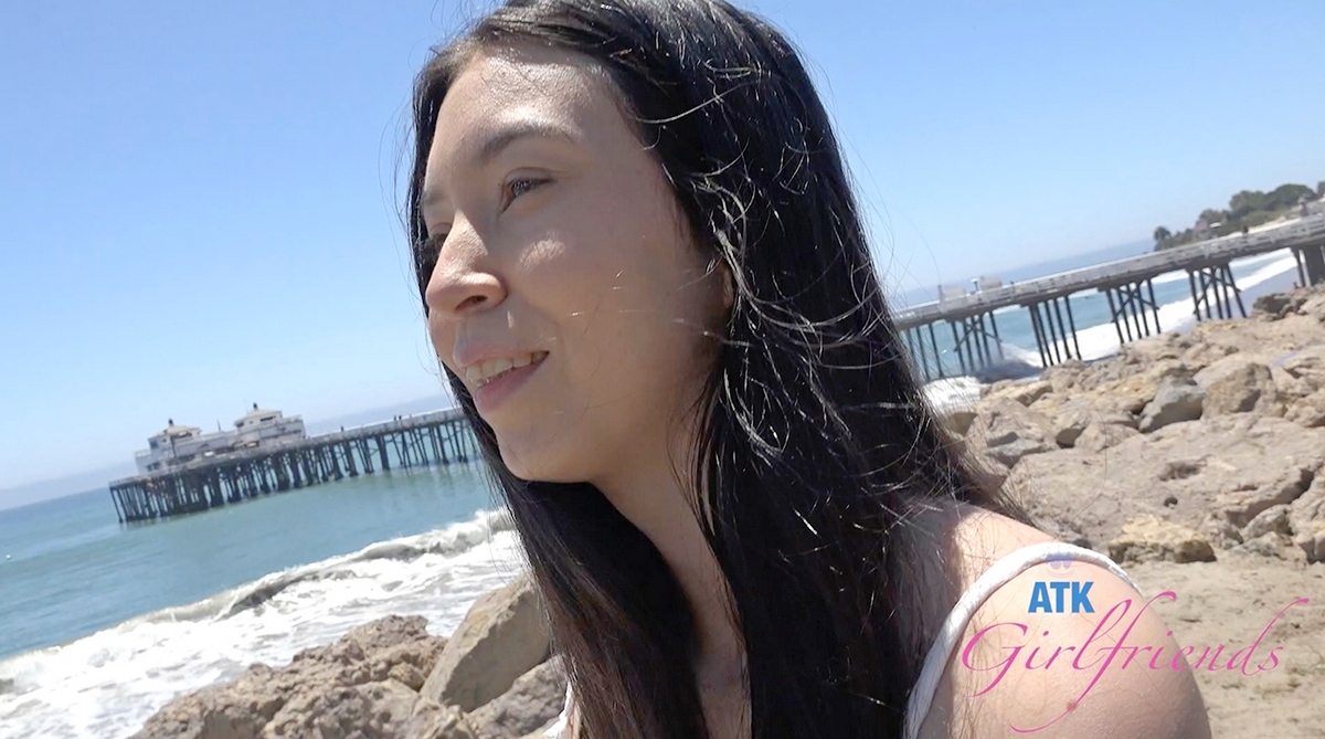 [ATKGirlfriends.com] Amber Angel - Malibu Pier 1/2 (1788 Scene #1) [2025-05-22, Fingering, Foot Fetish, POV, Petite, Pissing, Breast Play, Date, Massage, Outdoors, Painted fingernails, Painted toenails, Public, Shaved pussy, Skinny, Slender, 480p, SiteRip