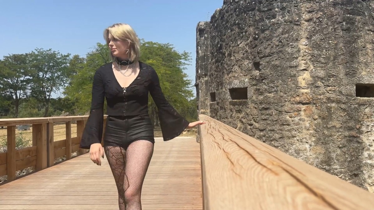 [JacquieEtMichelTV.net] Julia - Julia, 20 years old, doesn t like the ordinary! [2025-08-21, Blonde, Hardcore, Piercing, Tattoos, 1080p, SiteRip]