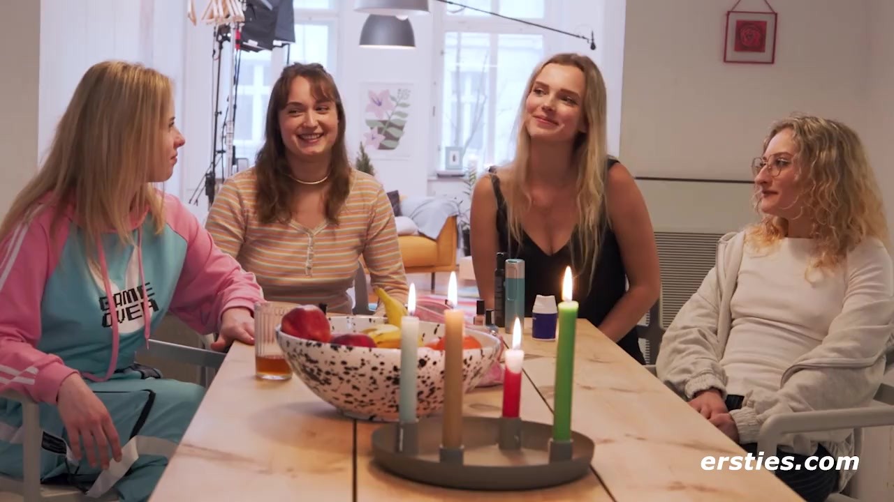 [Ersties.De] Ersties - wilde lesbische orgie beim jenga-spiel