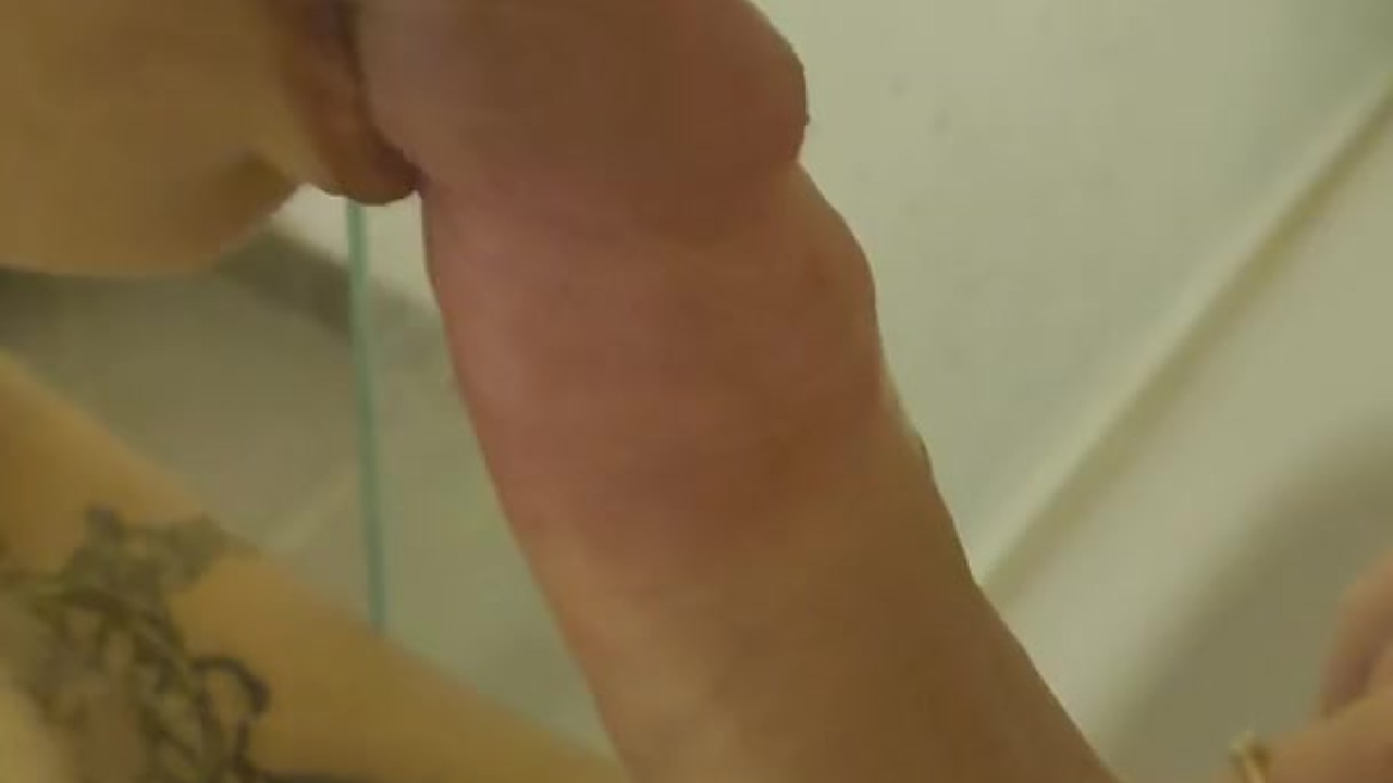 Удивленная мастурбация моей девушки присоединяется ко мне