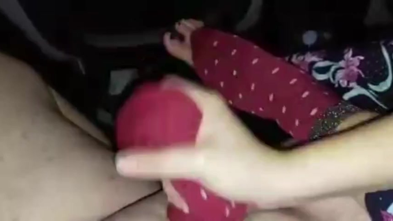 Padrona masturba lo schiavo con calzini rossi e poi li indossa (onlyfans mistress darkshine)