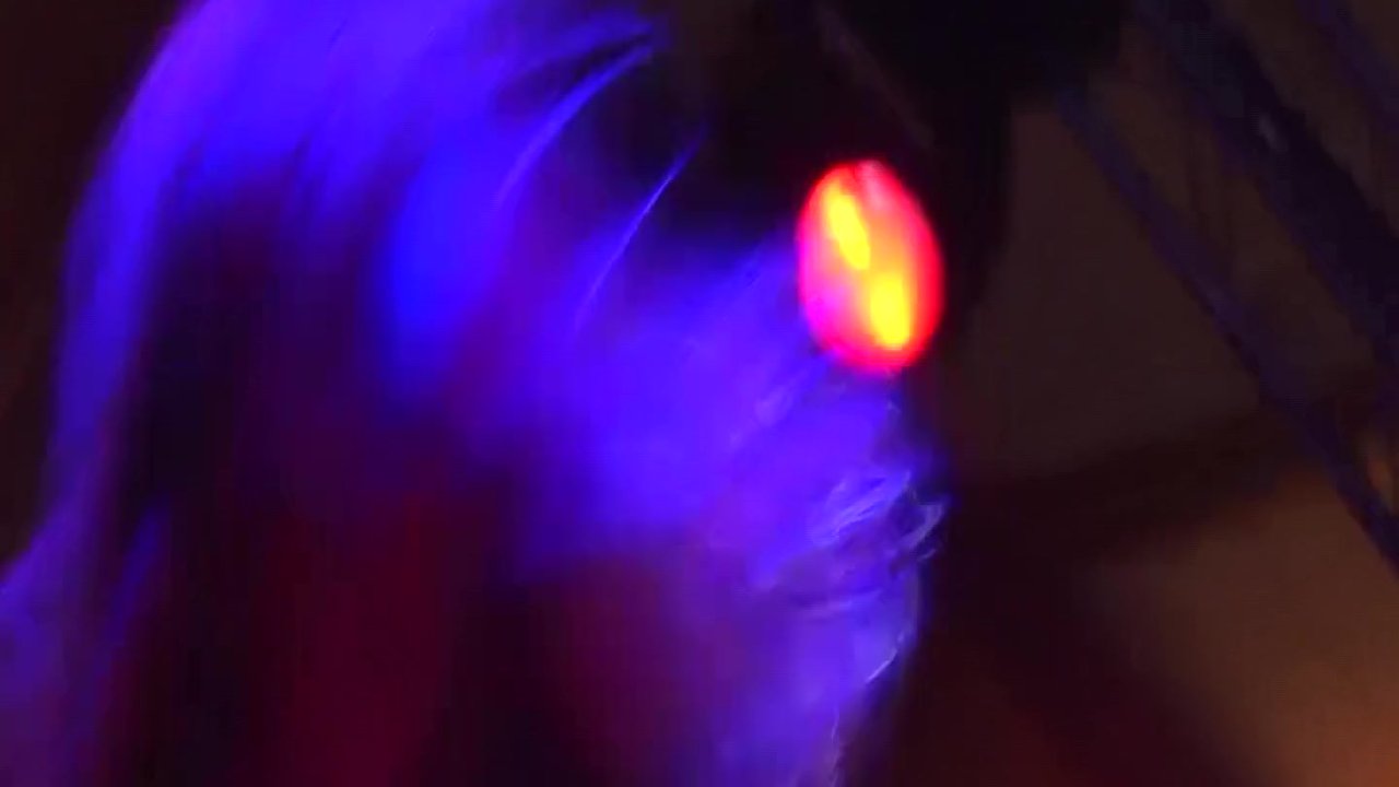 [Scandal On Stage] Babe gives a hot lapdance on stage