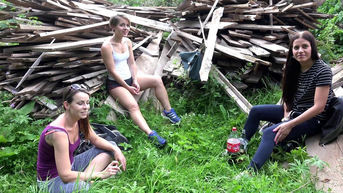 [1.25 GB] [CzechCouples.com / CzechAV.com] Eveline Dellai, Caroline Ardolino, Sasha Zima - Czech Couples 28: Lesbians Fuck in Public [2016, Gonzo, Foursome, Reverse Gangbang, POV, Outdoor, Hardcore, All Sex, Cumshot, 1080p, SiteRip] [rus, eng sub]