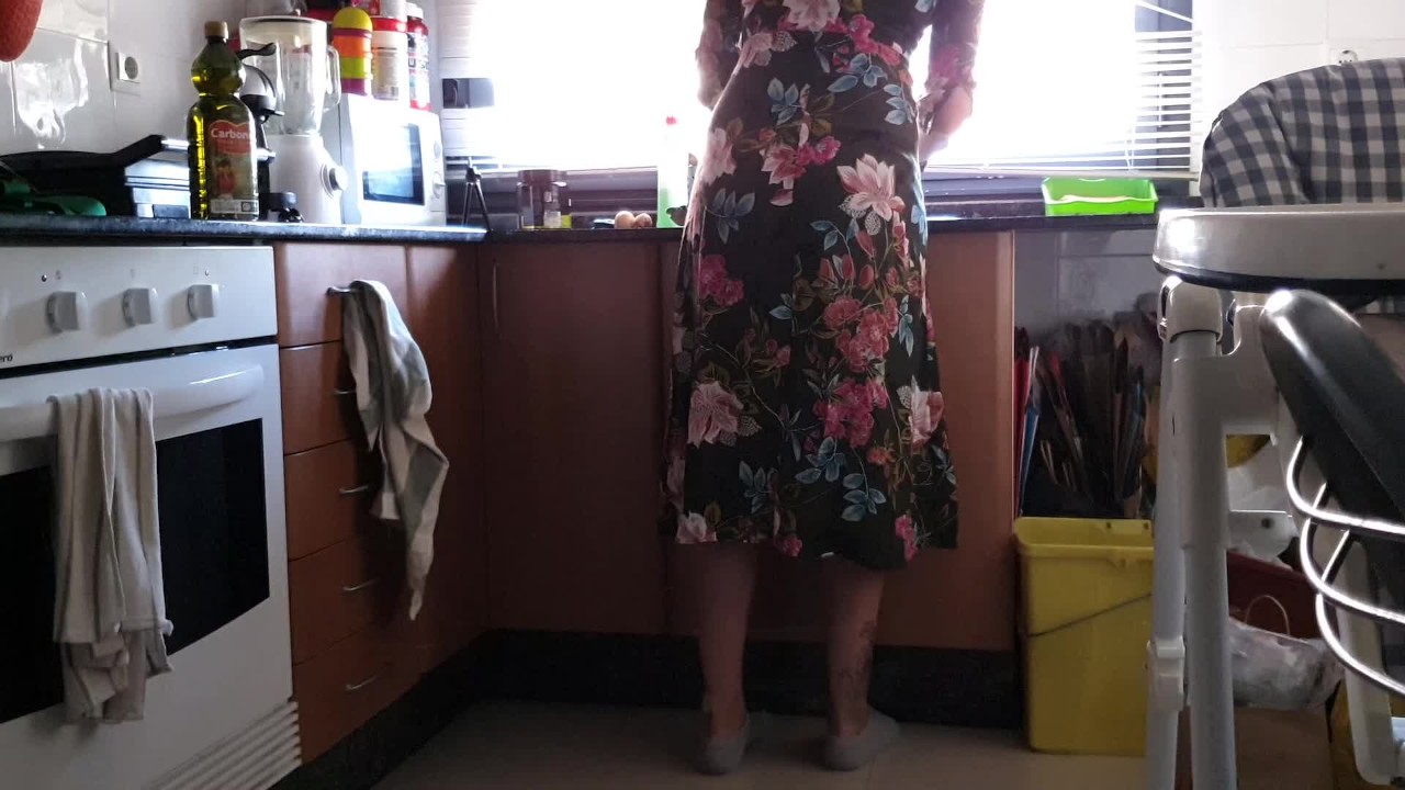 I catch my step-sister scrubbing, i seduce her and we end up fucking hard in the kitchen