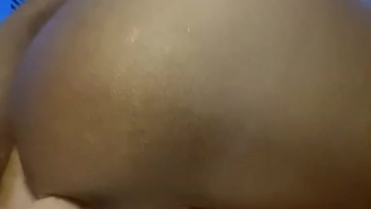 Двойной фаллоимитатор скачет на возбужденной милфе в любительском видео