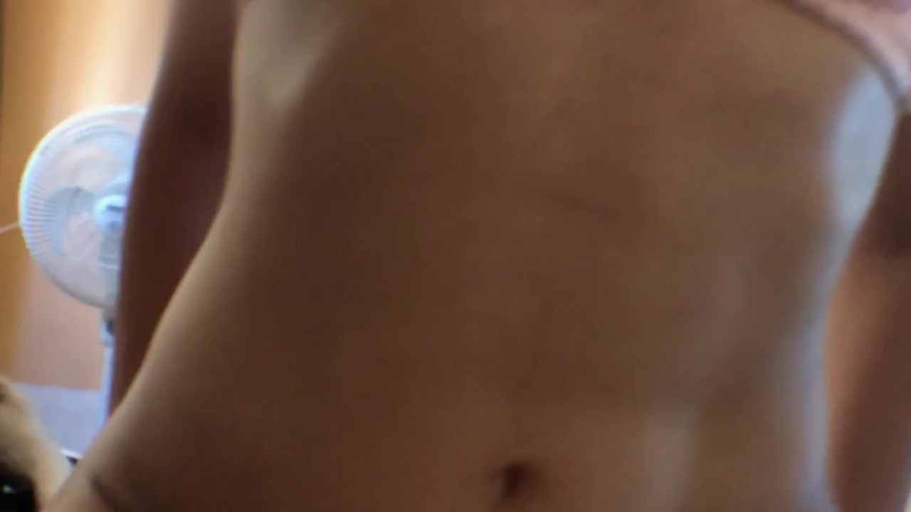 Novia infiel se viene encima mio cuando le meto los dedos con creampie