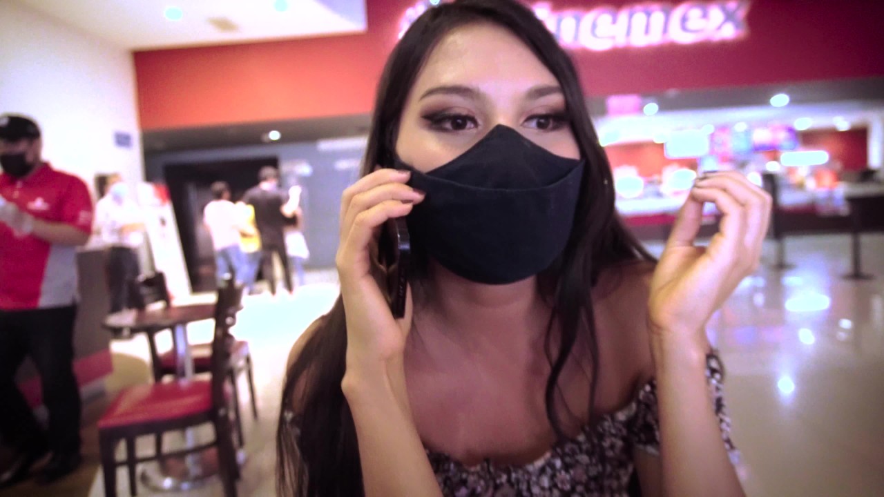 Pov - cuando acompaas al cine a tu amiga y no llega su novio