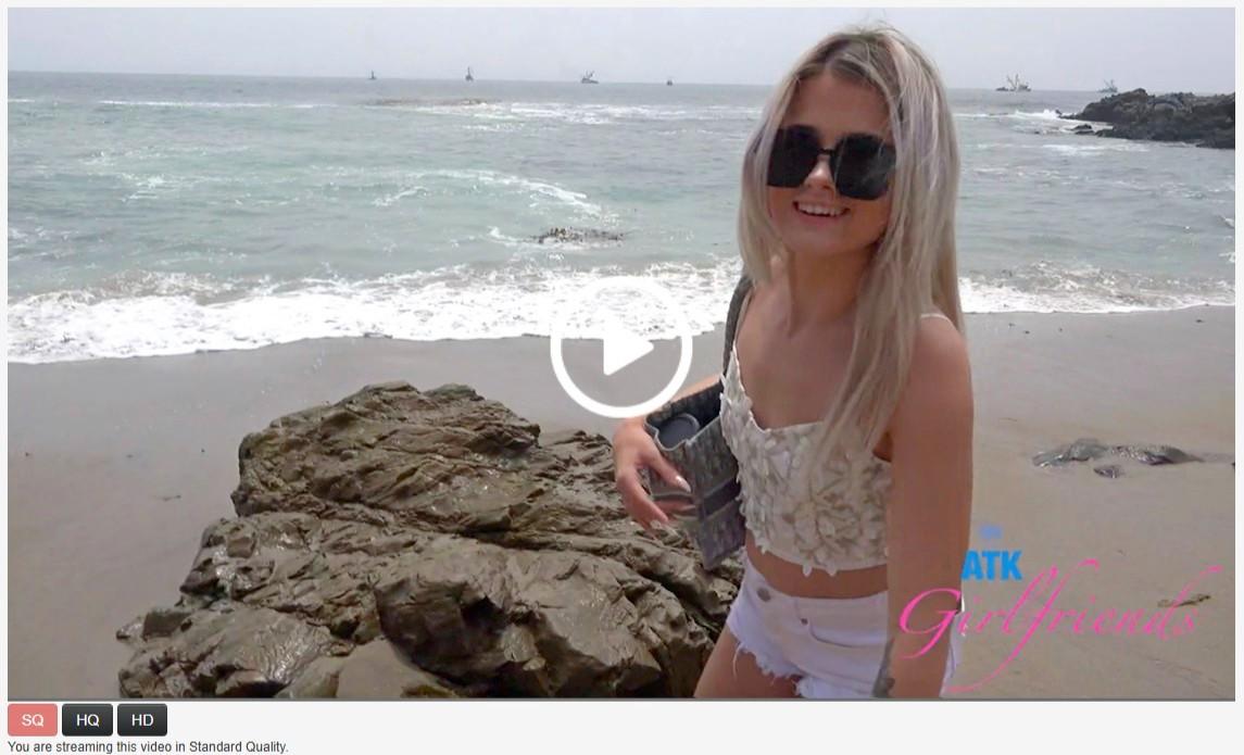 [612 MB] [ATKGirlfriends.com] Nicole Nichols - Malibu Beach 1/2 (1811 Scene #1) [2025-08-20, Blonde, Blowjob, Exhibitionism, Fingering, Handjob, POV, Petite, Public Nudity, Shaved, Smoking, Tattoos, beach, Breast Play, date, orgasm, outdoors, pussy lips, wet, 480p, SiteRip]