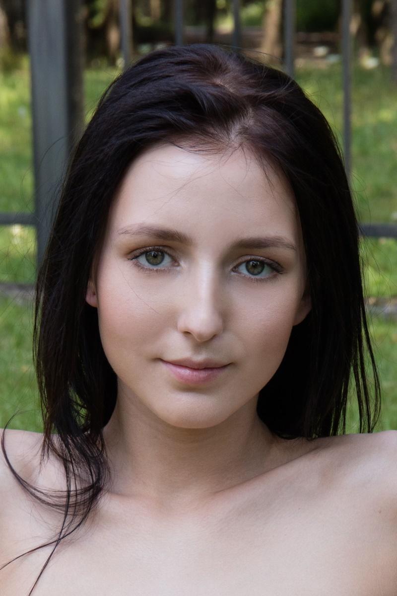 [1.76 GB] Sofia Z (Myra, Velvet) - Skinny Teen Lapdance [FeelMeVR.com] [2019-08-22, Erotic, POV, Posing, Solo, Teen, SideBySide, 2160p, SiteRip]