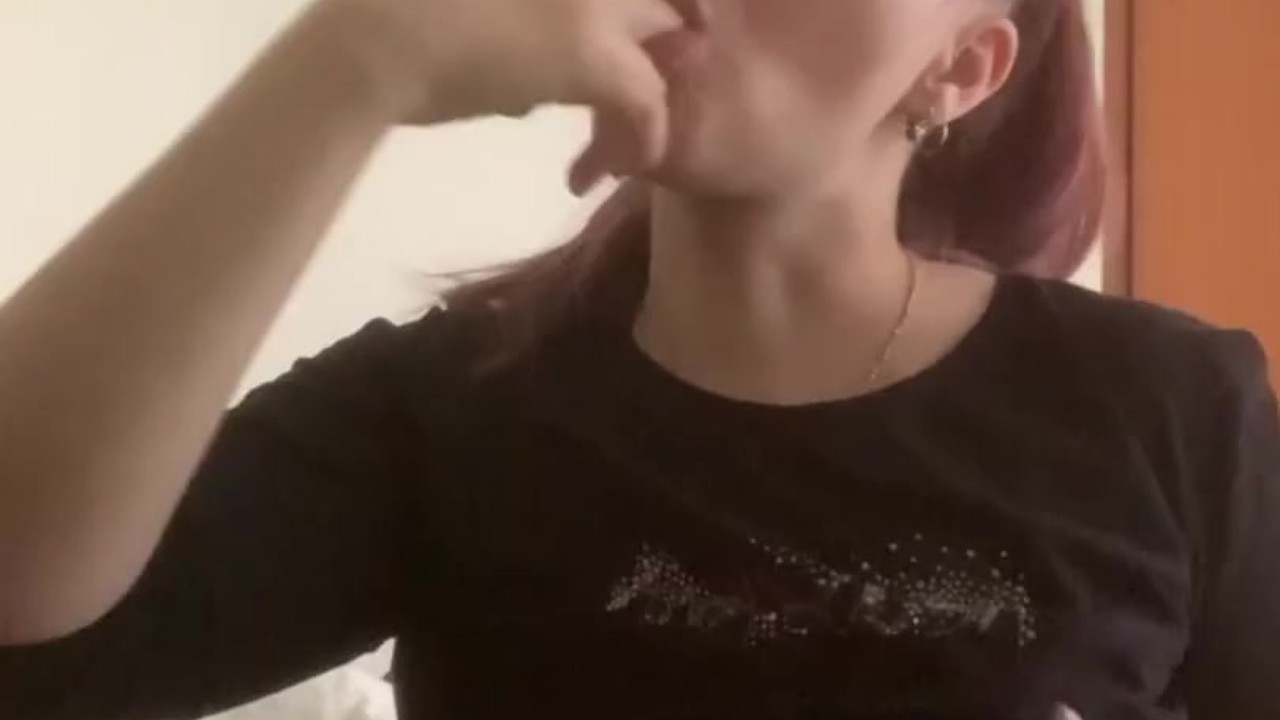 18-Летняя девушка с волосатой киской мастурбирует и кончает