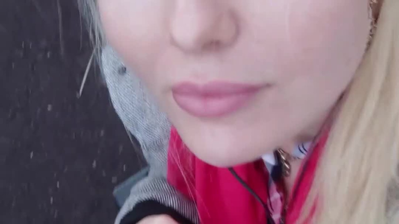 Puplic squirt. Wet pussy sound. Feet.