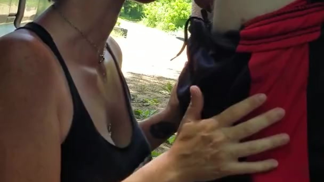 Roadside facefuck filmed with cellphone