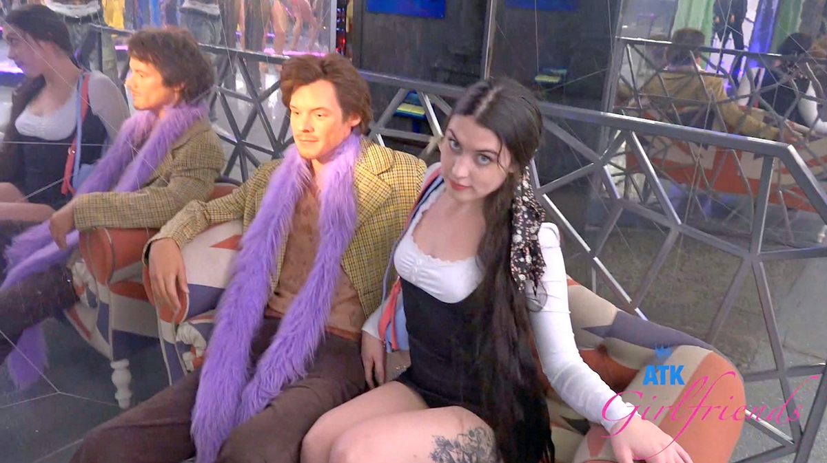 [ATKGirlfriends.com] Daydream Daisy - Wax Museum 1/2 (1838 Scene #1) [2025-12-11, Pissing, big ass, Breast Play, date, fingering, flashing, handjob, large labia, outdoors, petite, POV, shaved pussy, tattoos, voyeur, wet, 480p, SiteRip]