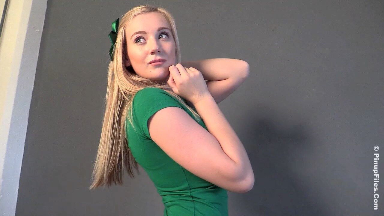 [696.8 MB] [Pinupfiles.com] Beth Lily – Holiday Green 1 (01.01.2016) [2015, Erotic, Big Tits, Huge Tits, Boobs, Nice Ass, Blondes, Posing, 720p] – Porn torrents download