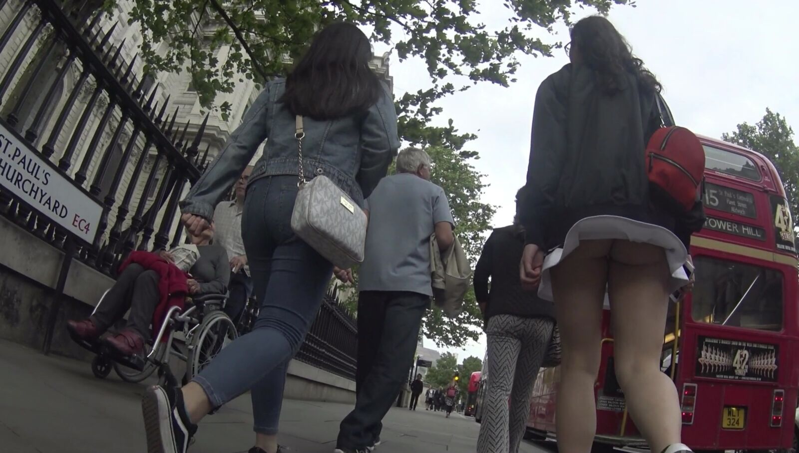 Tourist Hot Teen With No Panties / Young Tourist Walks in London Without Panties (No1knucklehead ThecandidForum.com) [2017, Upskirt, Teen, No Panty, Voyeur, Spycam, 1080p, CamRip] – Porn torrents download