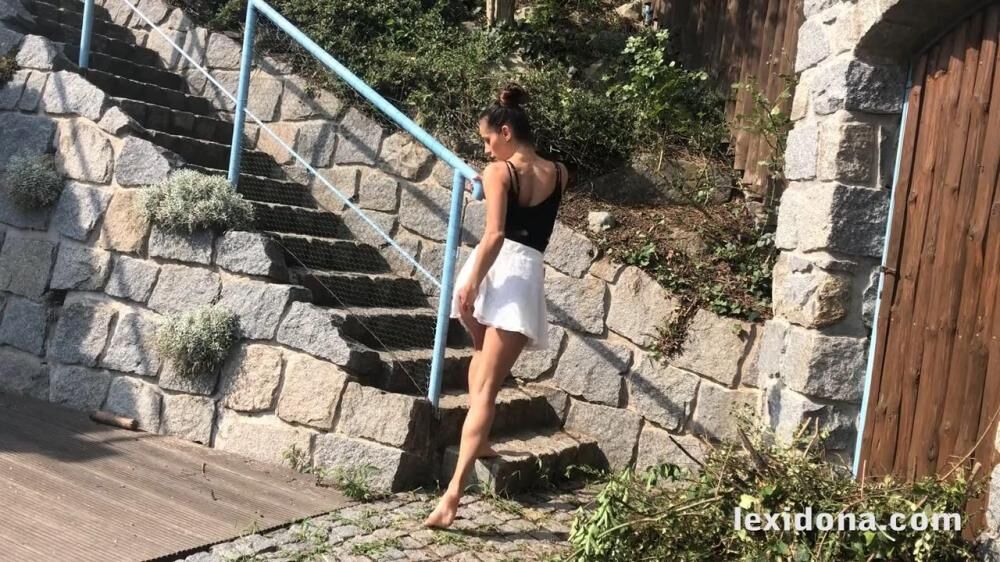[Lexidona.com] Lexi Dona – Outside (07/11/2018) [2018, Brunette, Pissing, Outside, 720p] – Porn torrents download