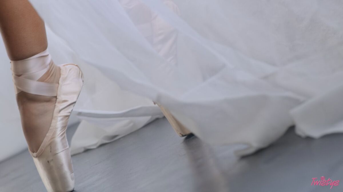 [Whengirlsplay.com / twistys.com] Vanna Bardot, Brooklyn Gray (Deceptber Totm – Entrechat / 11.12.21) [2021, Lesbian, 1080p] – Porn torrents download