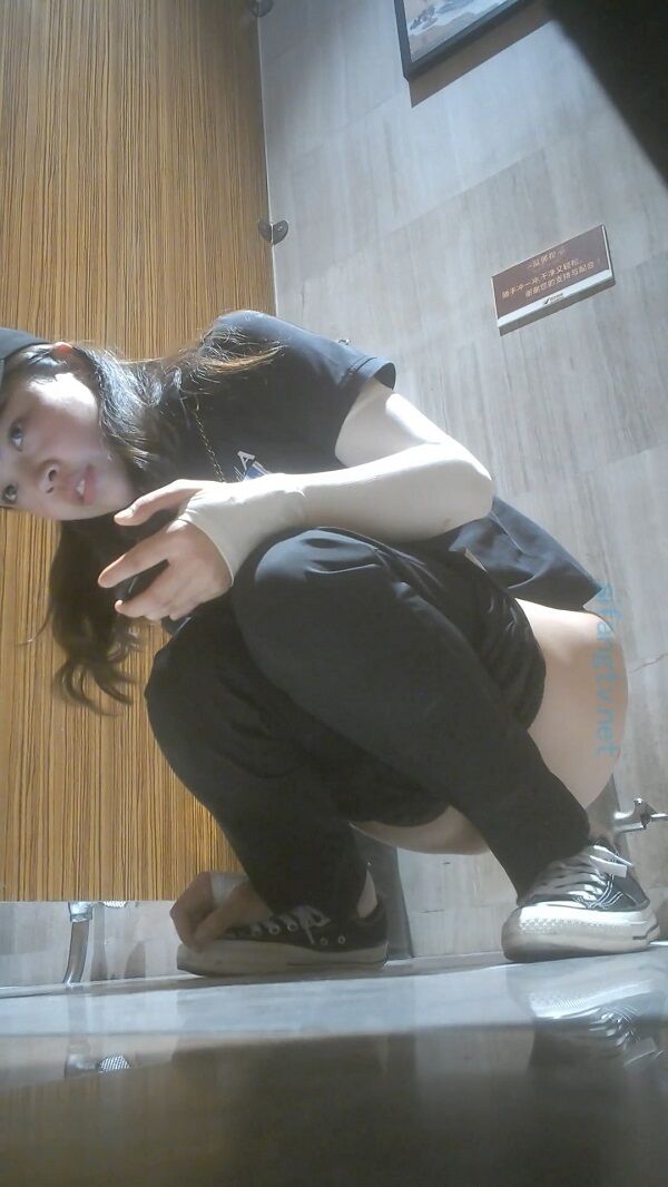 Hidden Shooting in the Toilet of a Shopping Center, Were there a Lot of Ladies and Girls./ Hidden shooting in the toilet of a shopping center, where there are a lot of ladies and girls.[unken] [2023, Peeing, Public, 1080p] – Porn torrents download