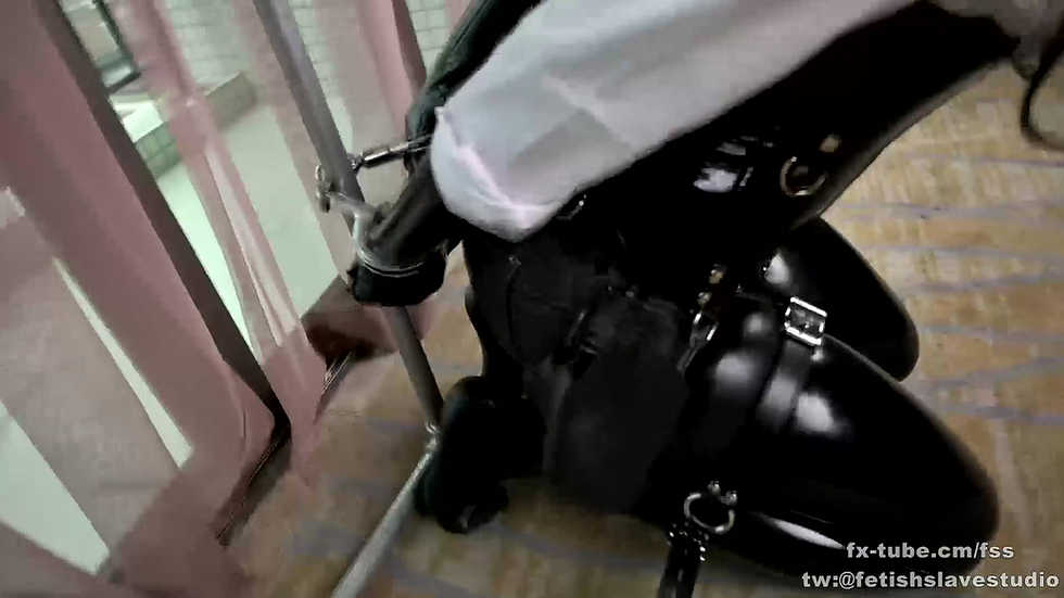 Latex girl handcuffs bondage femdom and hood breathplay (Fetish Slave Studio) [2021 г., latex, bondage, breathplay, 1080p, WEB-DL]