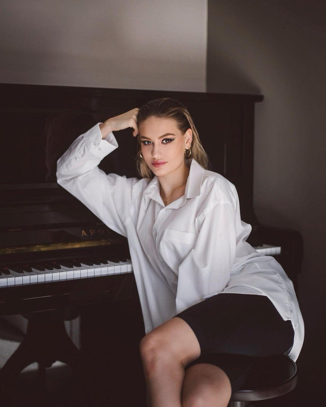 Adela Stroffekova