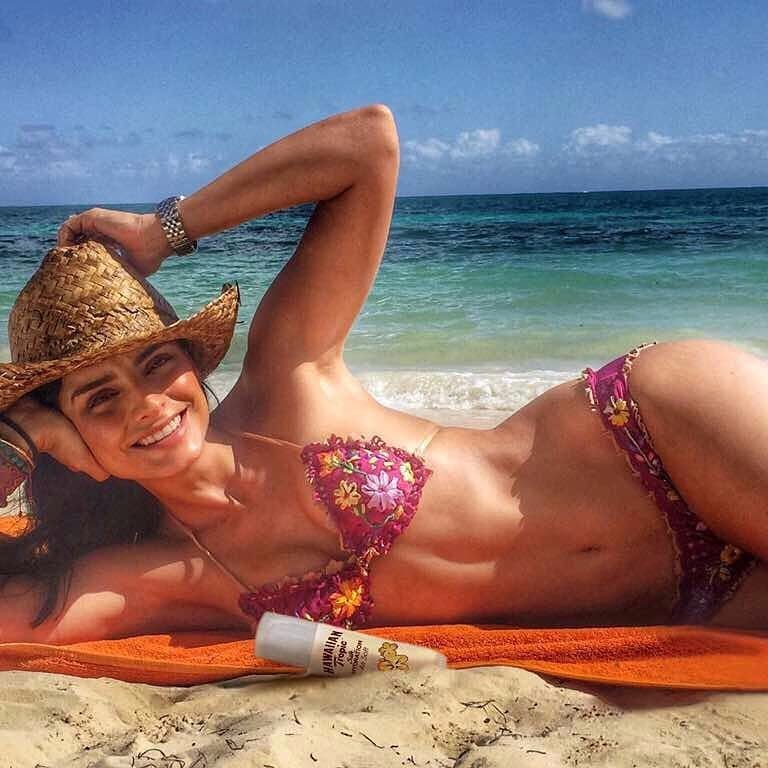Aislinn Derbez